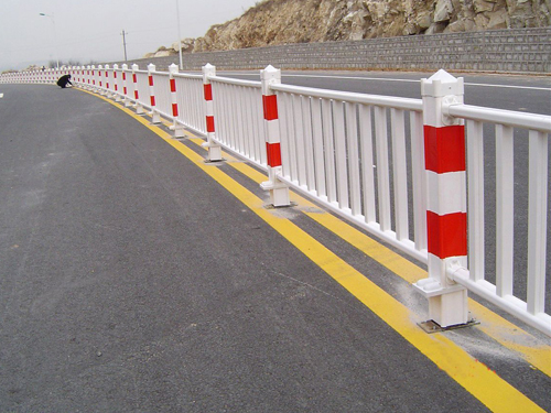 道路交通護(hù)欄安裝案例